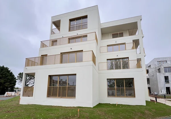 Fenêtres et garde-corps dorée